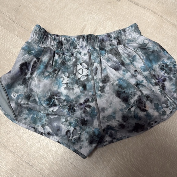 Lululemon Hotty Hot Low Rise Shorts - Picture 2 of 4